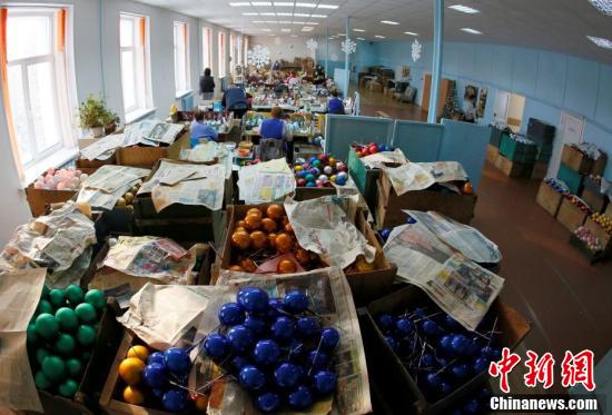 圣誕將至，俄羅斯玩具廠商加緊生產節日用品